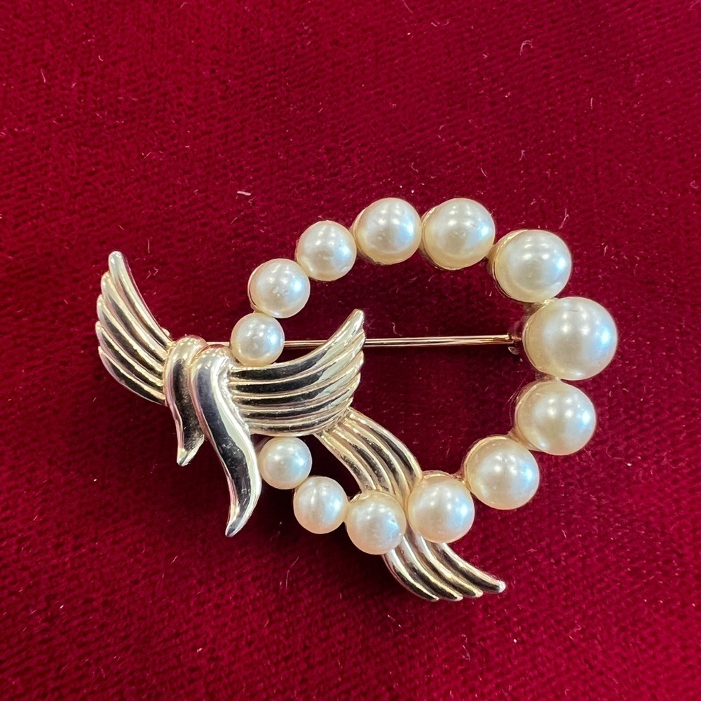 Vintage harp pearl brooch